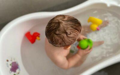 De quoi a besoin un bébé et un jeune enfant dans la salle de bain ?