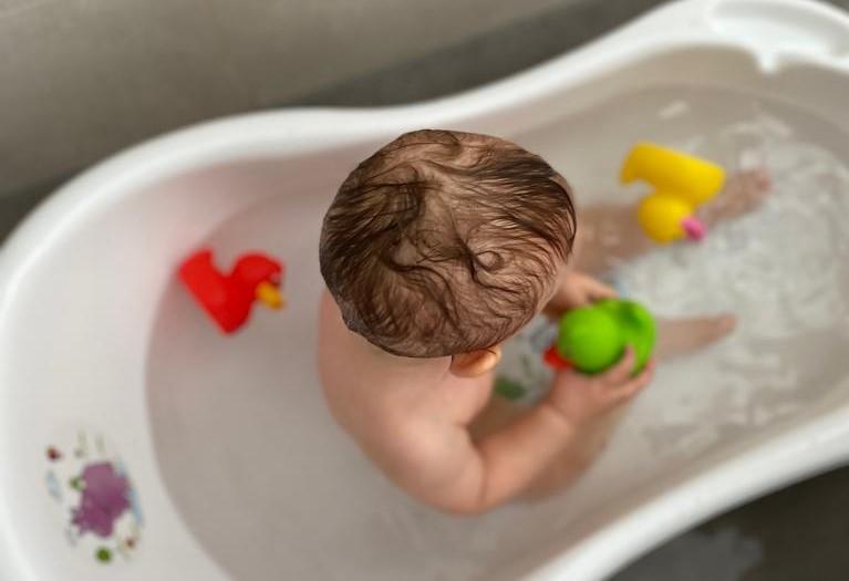 Babys baden gern in kleinen Badewannen. 