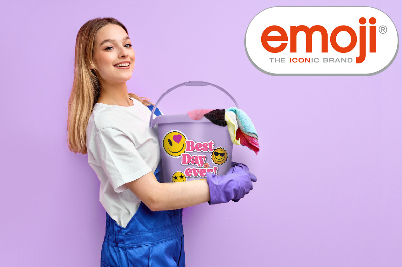 Mädchen hält einen keeeper Putzeimer im emoji® Design – farbenfrohe und praktische Lösung für Reinigung, Ordnung und gute Laune im Haushalt.