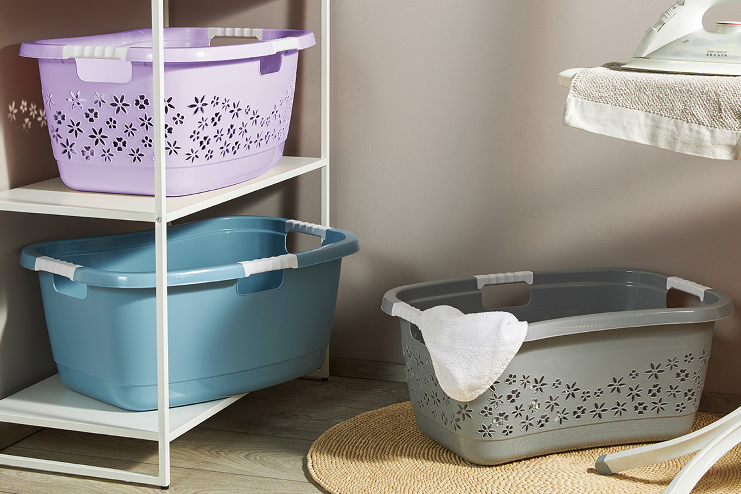Drei keeeper Wäschekörbe in Grau, Blau und Lila mit ergonomischen Griffen und dekorativer Lochstruktur – ideal zum Sortieren, Transportieren und stilvollen Organisieren der Wäsche im Haushalt.