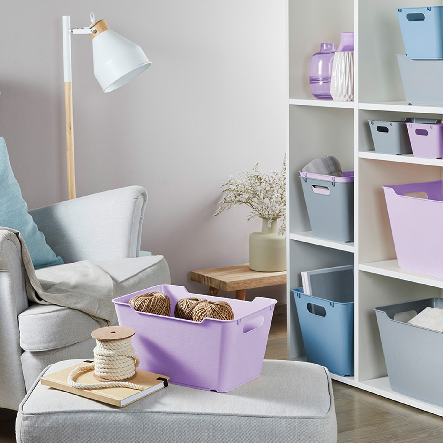 Wohnlicher Raum mit keeeper Aufbewahrungsbox „lotta“ in lila, grau und blau – stilvolle und praktische Lösung für vielseitige Organisation und moderne Ordnung im Zuhause.