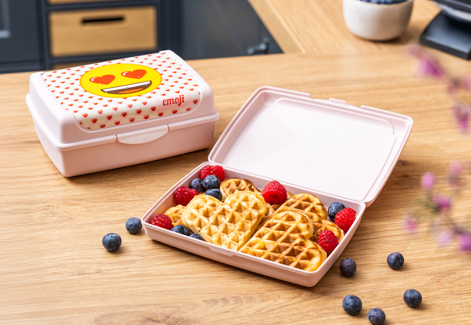 keeeper carla lunch box with emoji hearts design, filled with waffles and berries.