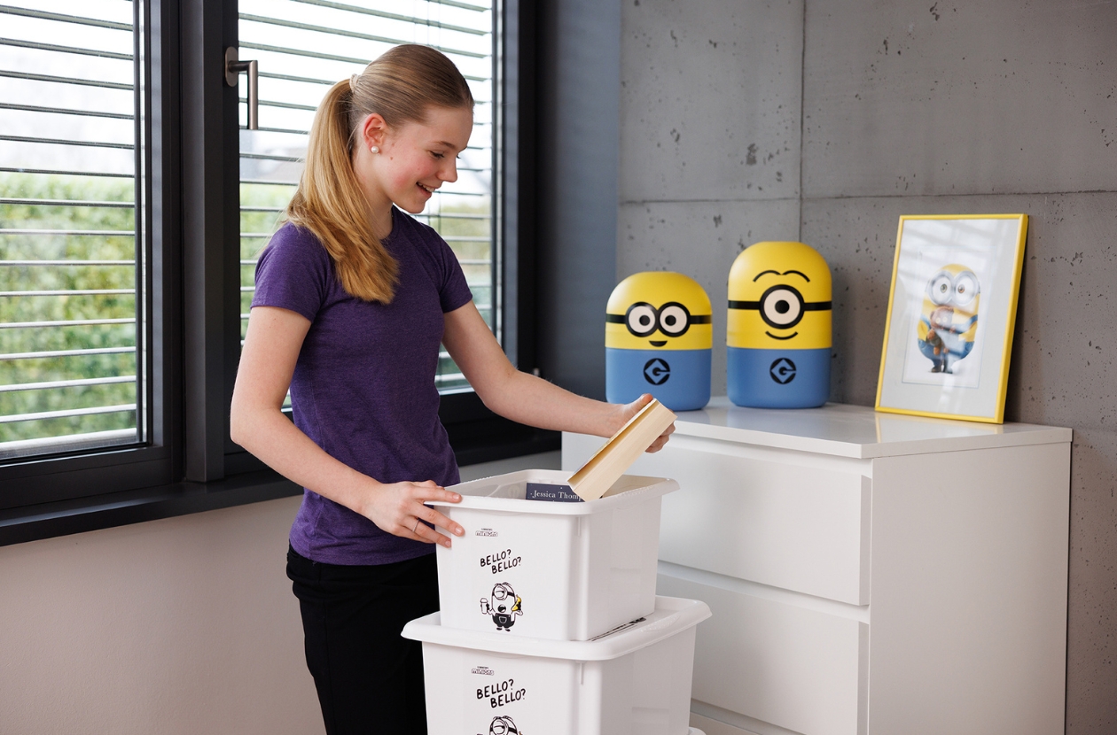 Mädchen mit keeeper Aufbewahrungsboxen „bello“ , „bob“ und „stuart“ – ideal für Ordnung im Alltag.