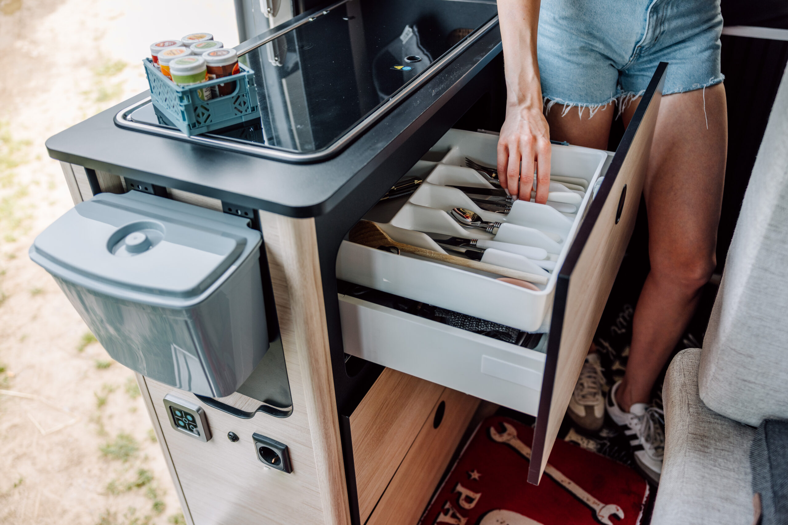 Spices stay neatly organized and easy to find in the small <strong>fritzi</strong> design box. Cutlery is kept tidy in the <strong>filippa</strong> cutlery box, while the small <strong>milan</strong> waste bin can be hung wherever it is needed.