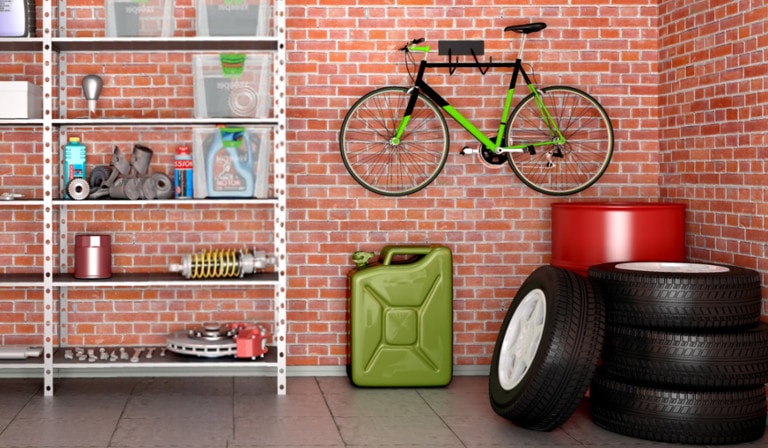 Auch Fahrräder und Leitern können mit speziellen Haken an die Wände gehängt werden. Mit wenigen Handgriffen sind sie wieder abnehmbar
